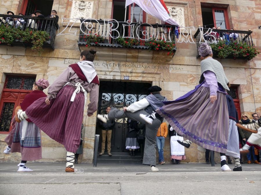 El carbonero y su acompañante han recogido las cartas de los más pequeños. 