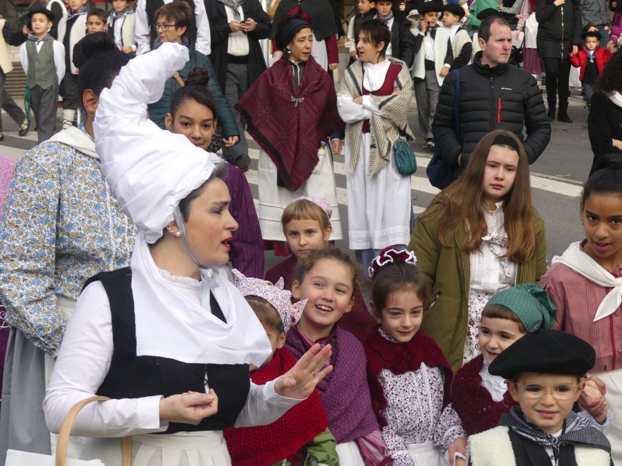 El carbonero y su acompañante han recogido las cartas de los más pequeños. 