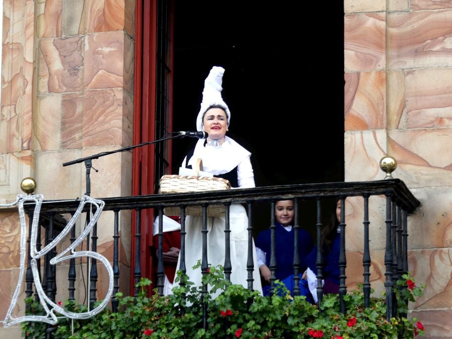 El carbonero y su acompañante han recogido las cartas de los más pequeños. 