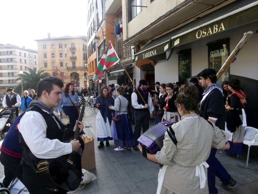 El carbonero y su acompañante han recogido las cartas de los más pequeños. 