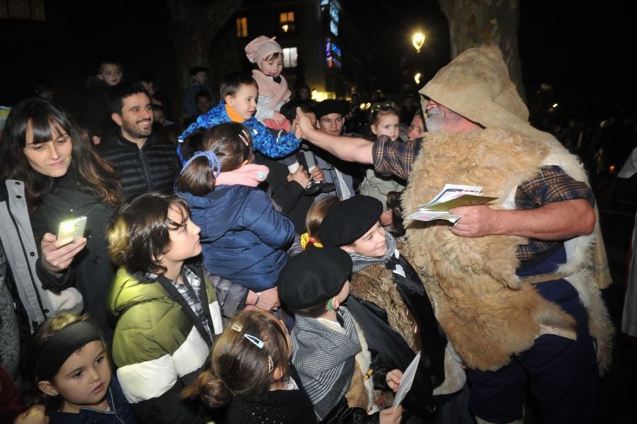 Los niños y niñas de Andoain recibieron con ilusión la visita del carbonero y Mari Domingi