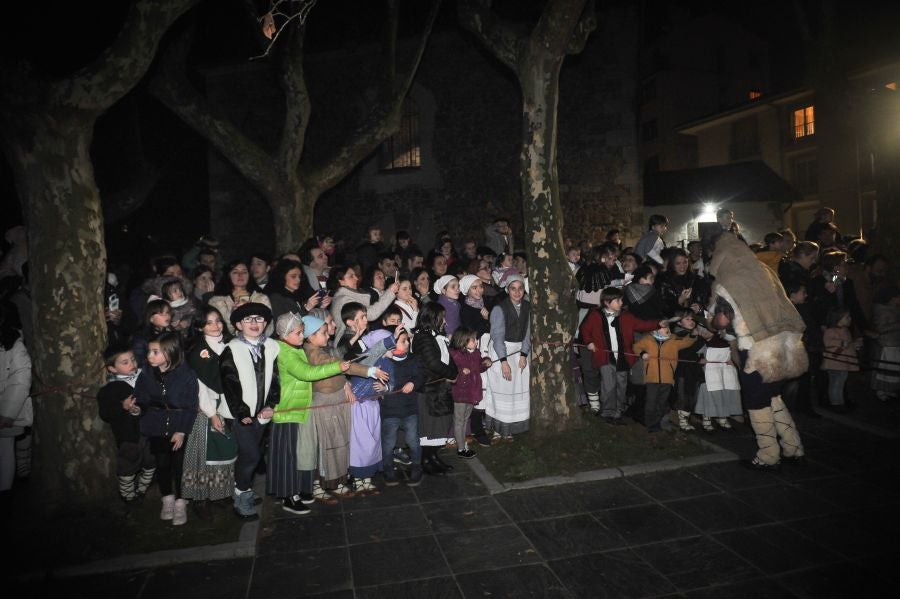 Los niños y niñas de Andoain recibieron con ilusión la visita del carbonero y Mari Domingi