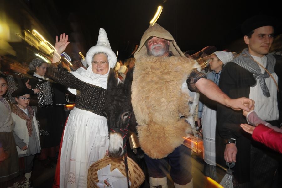 Los niños y niñas de Andoain recibieron con ilusión la visita del carbonero y Mari Domingi