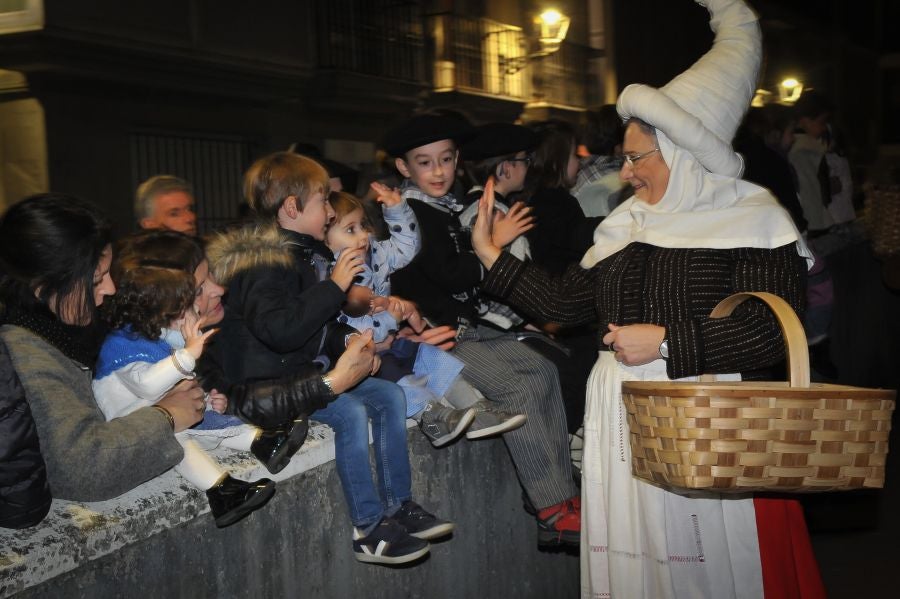 Los niños y niñas de Andoain recibieron con ilusión la visita del carbonero y Mari Domingi