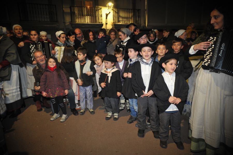 Los niños y niñas de Andoain recibieron con ilusión la visita del carbonero y Mari Domingi
