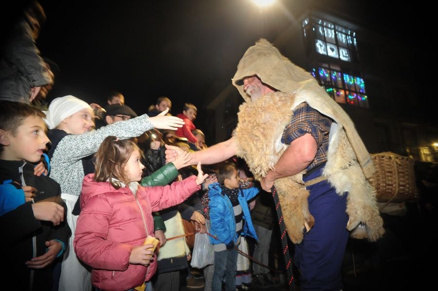 Los niños y niñas de Andoain recibieron con ilusión la visita del carbonero y Mari Domingi