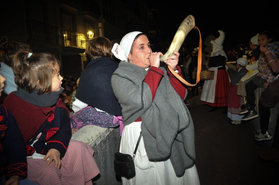 Los niños y niñas de Andoain recibieron con ilusión la visita del carbonero y Mari Domingi