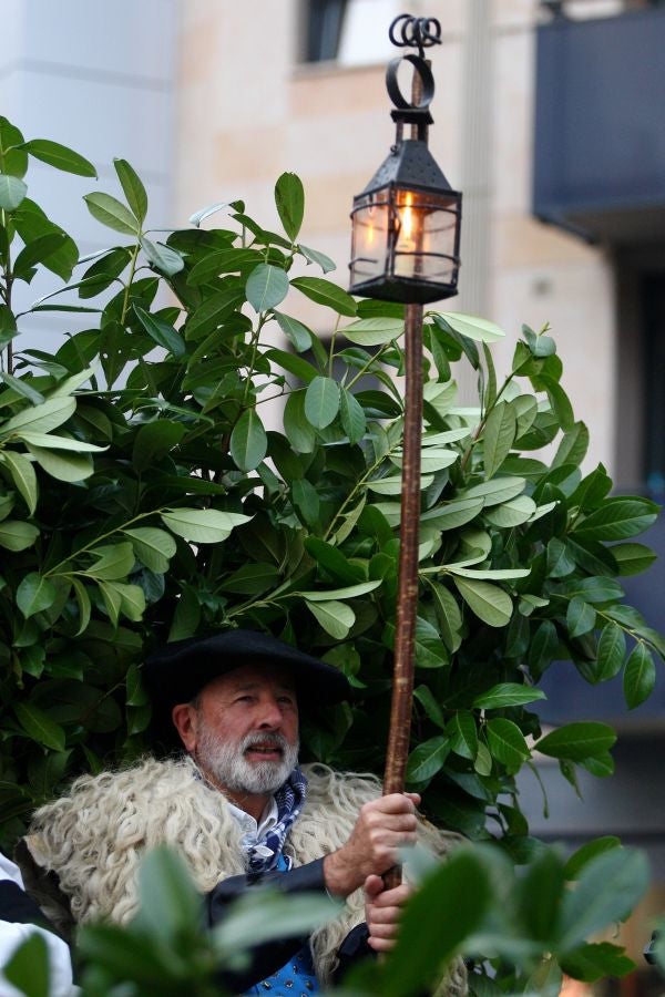 Los Olentzeros de Lau Haizetara y Ereintza han animado las calles de Errenteria