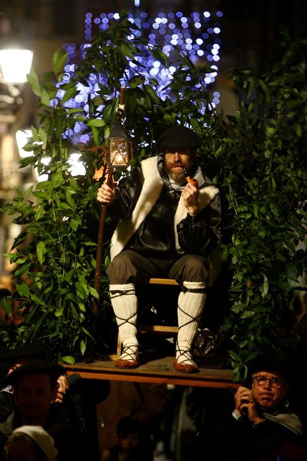 Los Olentzeros de Lau Haizetara y Ereintza han animado las calles de Errenteria