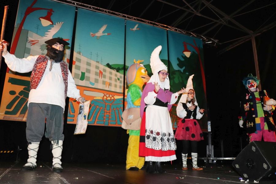 Los niños y las niñas de Lasarte-Oria disfrutaron de lo lindo con la visita de Mari Domingi y Olentzero