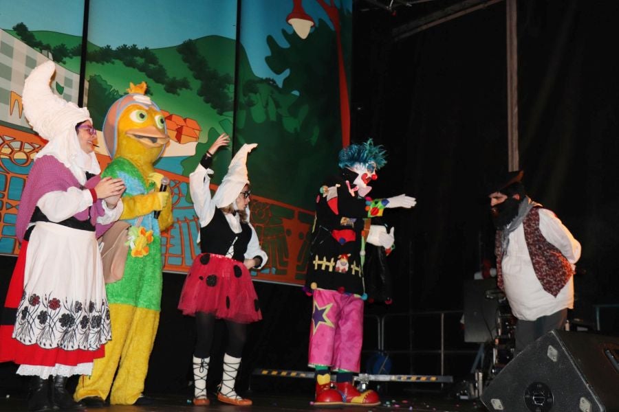 Los niños y las niñas de Lasarte-Oria disfrutaron de lo lindo con la visita de Mari Domingi y Olentzero