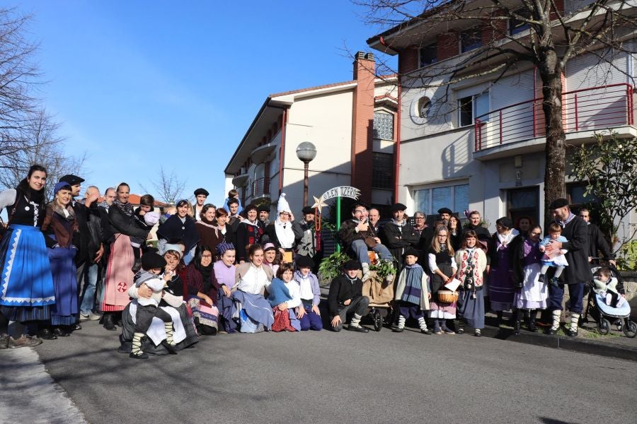Los niños y las niñas de Lasarte-Oria disfrutaron de lo lindo con la visita de Mari Domingi y Olentzero