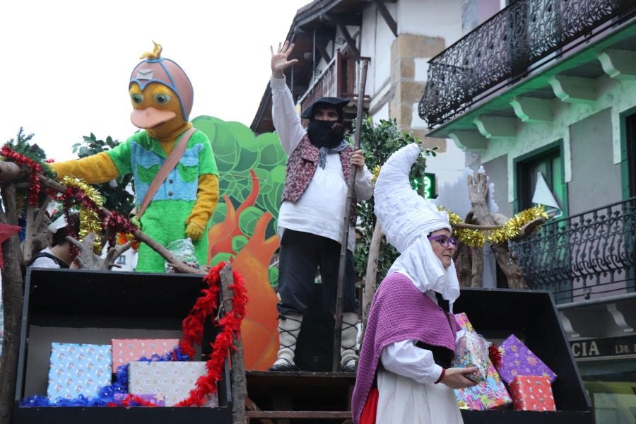 Los niños y las niñas de Lasarte-Oria disfrutaron de lo lindo con la visita de Mari Domingi y Olentzero