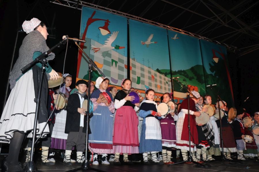 Los niños y las niñas de Lasarte-Oria disfrutaron de lo lindo con la visita de Mari Domingi y Olentzero