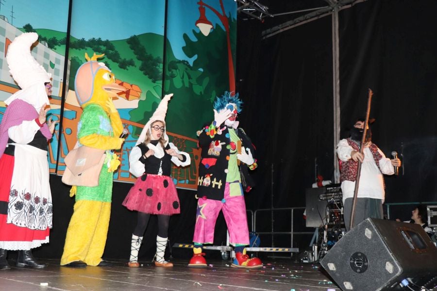 Los niños y las niñas de Lasarte-Oria disfrutaron de lo lindo con la visita de Mari Domingi y Olentzero