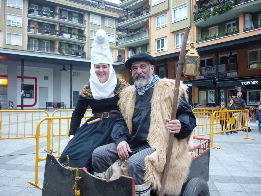 Los niños y niñas acudieron ilusionados a recibir a Olentzero y Mari Domingi.