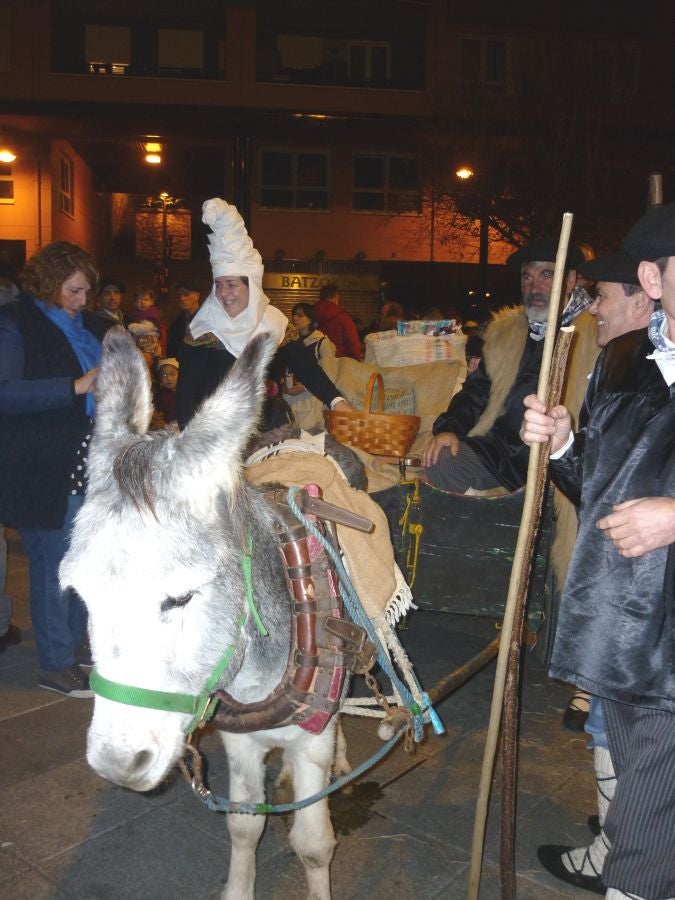 Los niños y niñas acudieron ilusionados a recibir a Olentzero y Mari Domingi.