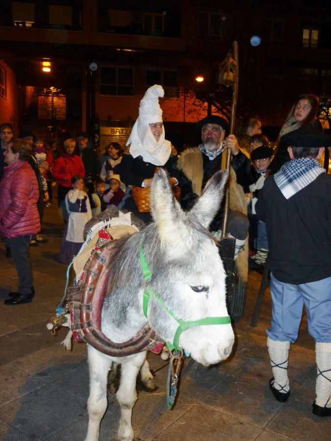 Los niños y niñas acudieron ilusionados a recibir a Olentzero y Mari Domingi.