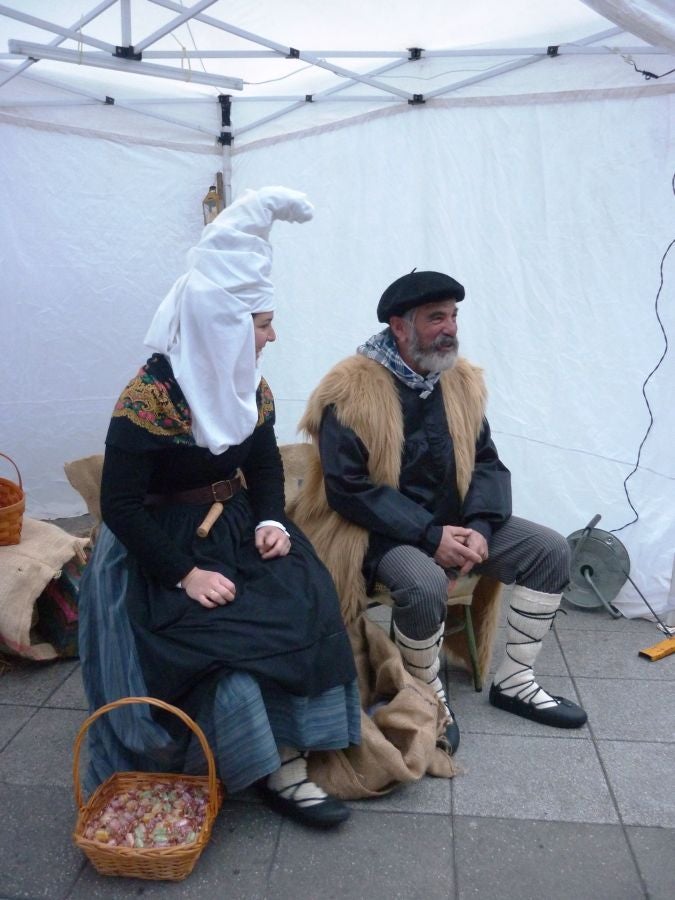 Los niños y niñas acudieron ilusionados a recibir a Olentzero y Mari Domingi.