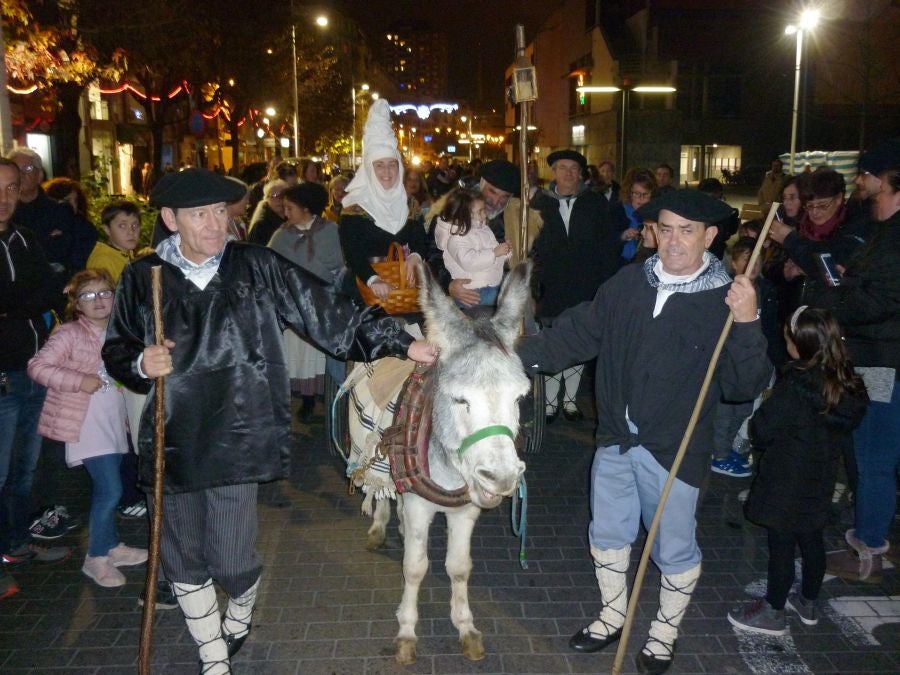 Los niños y niñas acudieron ilusionados a recibir a Olentzero y Mari Domingi.