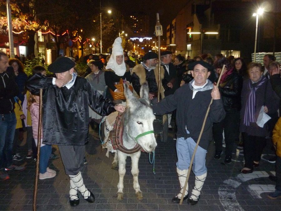 Los niños y niñas acudieron ilusionados a recibir a Olentzero y Mari Domingi.