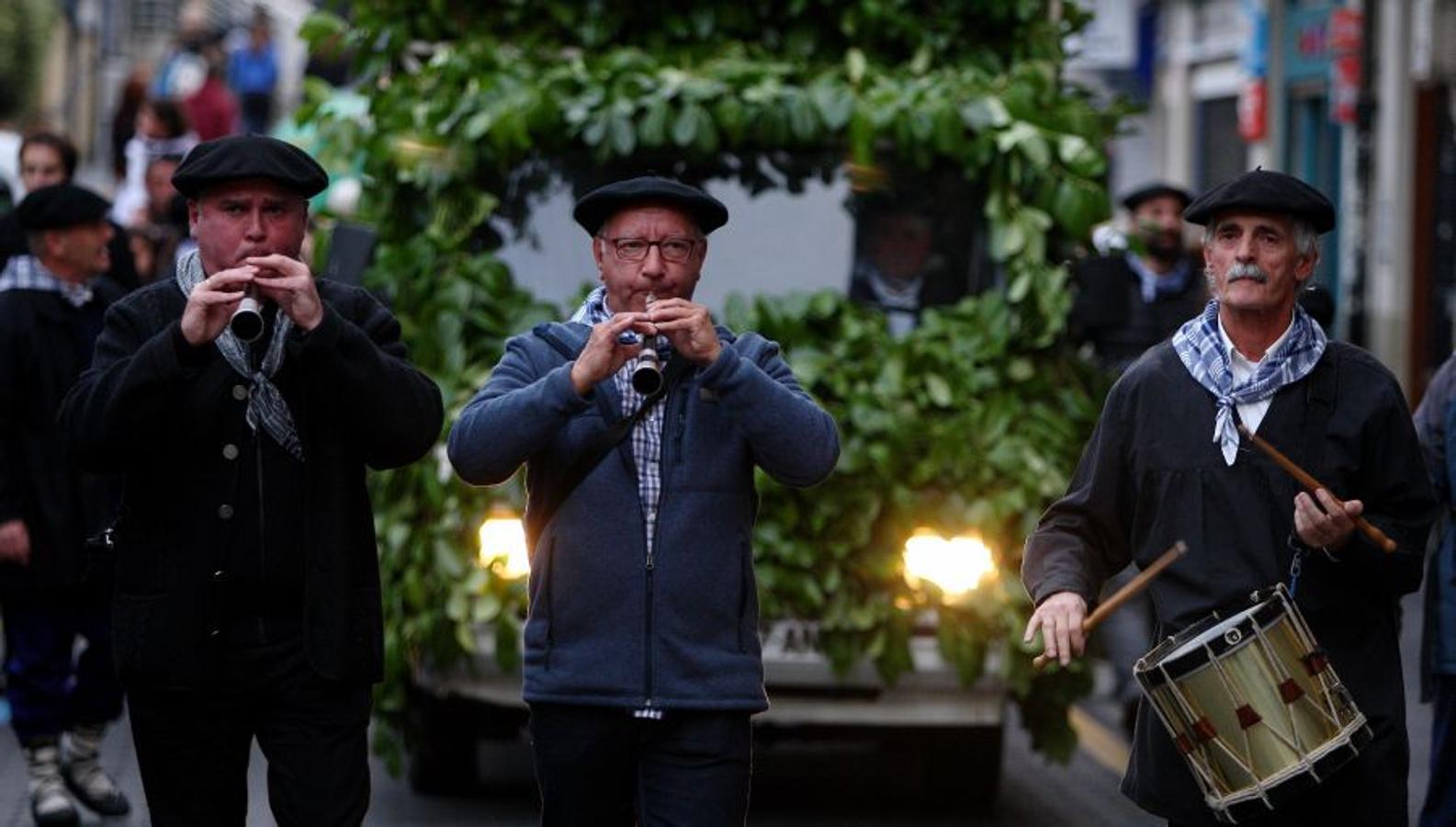 Los Olentzeros de Lau Haizetara y Ereintza han animado las calles de Errenteria