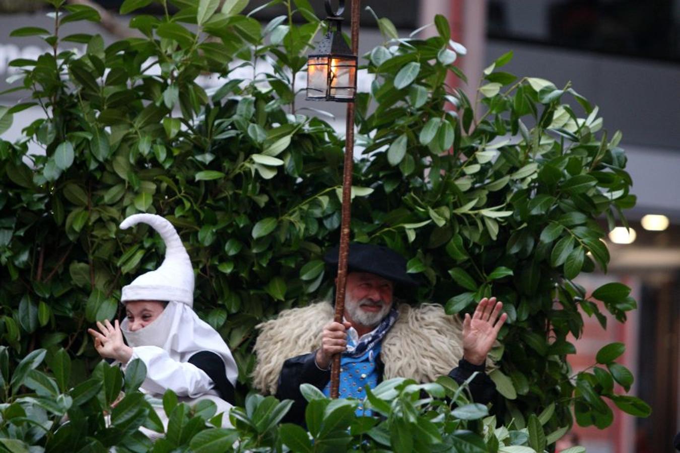 Los Olentzeros de Lau Haizetara y Ereintza han animado las calles de Errenteria
