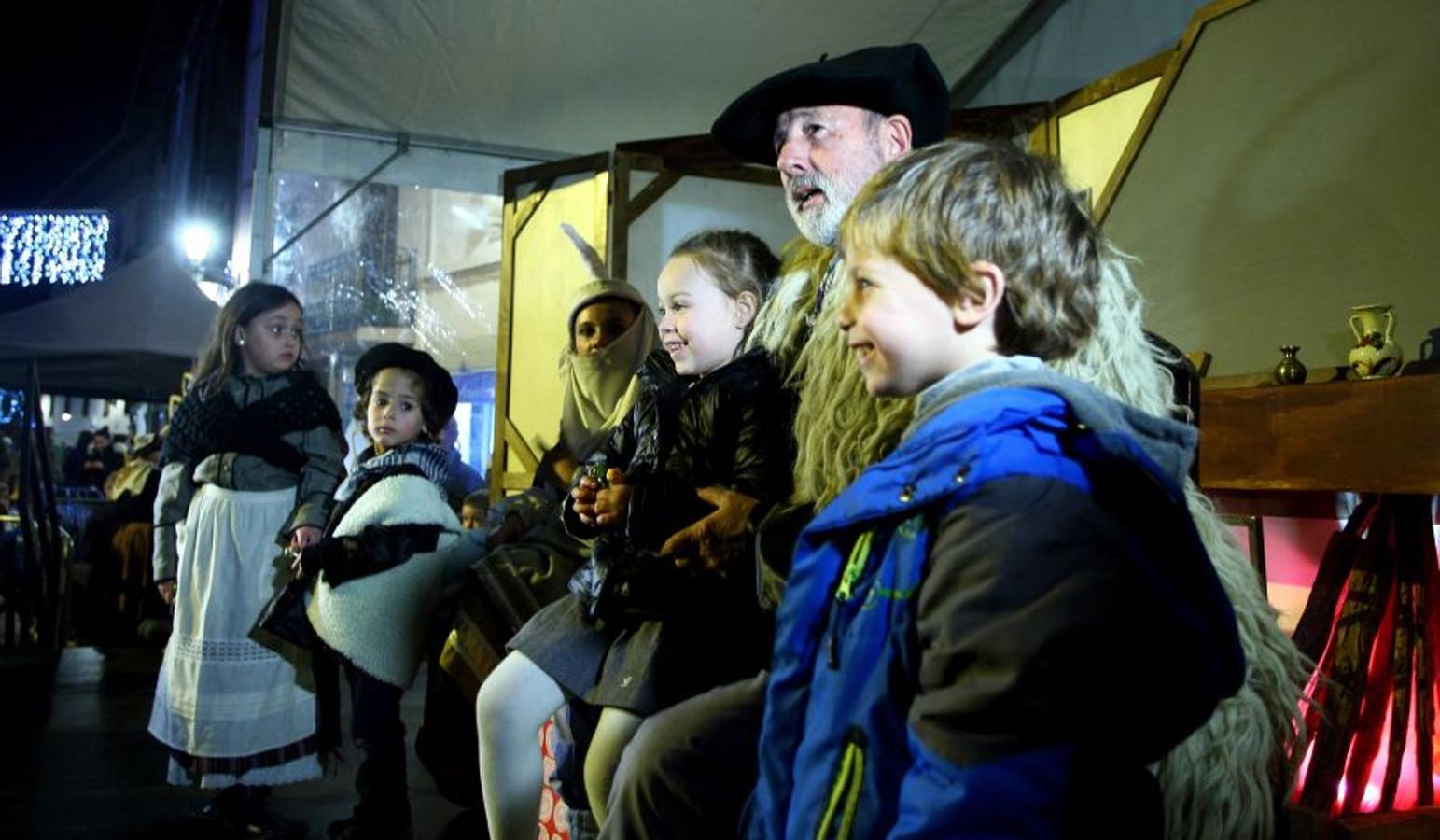 Los Olentzeros de Lau Haizetara y Ereintza han animado las calles de Errenteria