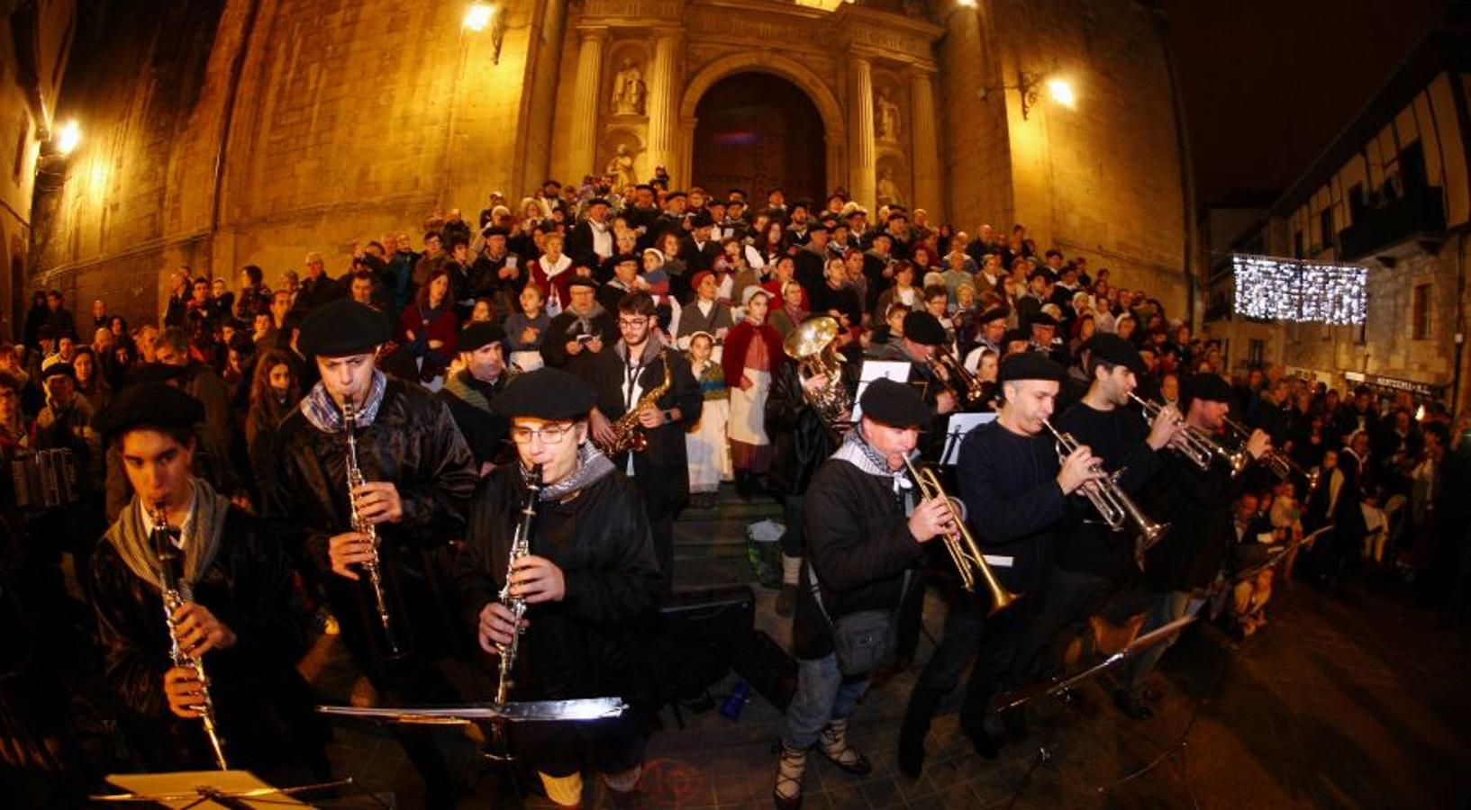 Los Olentzeros de Lau Haizetara y Ereintza han animado las calles de Errenteria