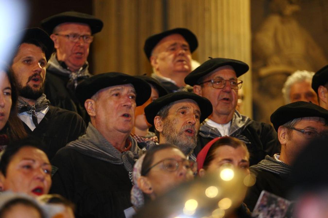 Los Olentzeros de Lau Haizetara y Ereintza han animado las calles de Errenteria