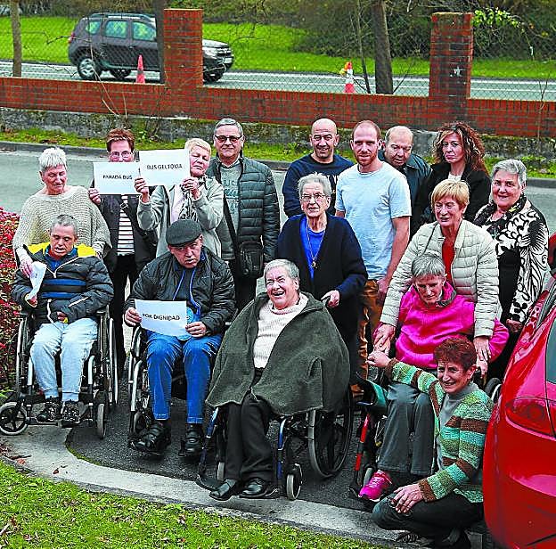 Familiares de internos de las instalaciones de Uliazpi en Hondarribia reclaman una parada de bus. 