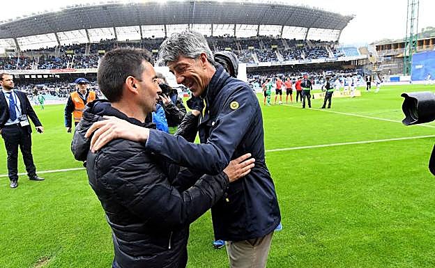 Asier Garitano e Imanol Alguacil se saludan afectuosamente en el partido que la Real y el Leganés disputaron en mayo en Anoeta. 