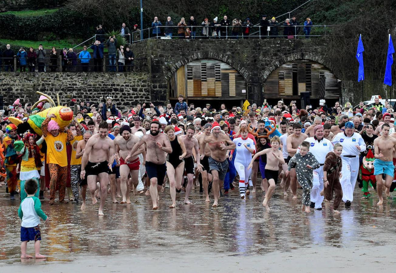 La playa de North Beach de la localidad galesa de Temby celebró la 48 edición de una carrera de natación muy especial 