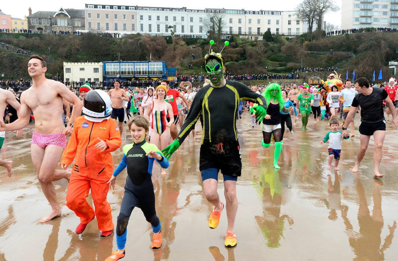 La playa de North Beach de la localidad galesa de Temby celebró la 48 edición de una carrera de natación muy especial 