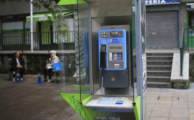 Una cabina telefónica en Bilbao.