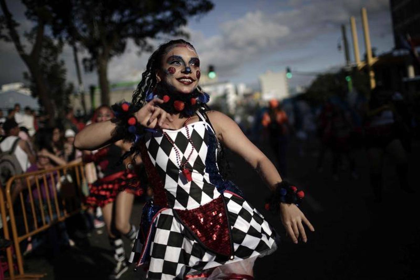 Cientos de personas participan en el 'El carnaval de San José', en san José (Costa Rica). La capital de Costa Rica se llenó de alegría, música y color con un desfile por sus principales avenidas como parte de Las Fiestas de San José que se llevan a cabo a fin y principio de año. 