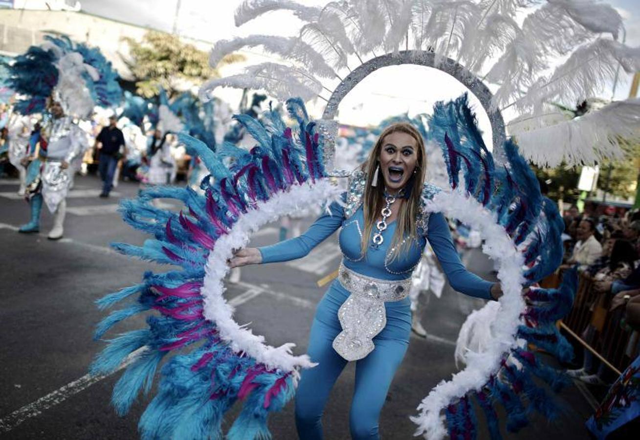 Cientos de personas participan en el 'El carnaval de San José', en san José (Costa Rica). La capital de Costa Rica se llenó de alegría, música y color con un desfile por sus principales avenidas como parte de Las Fiestas de San José que se llevan a cabo a fin y principio de año. 