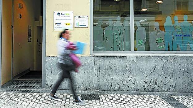 Una persona sale de una oficina de Lanbide en San Sebastián, donde se tramita la RGI.