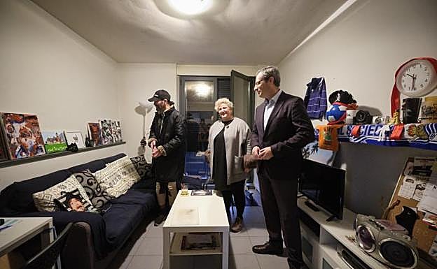 Mitxel Apeztegia muestra su vivienda. 