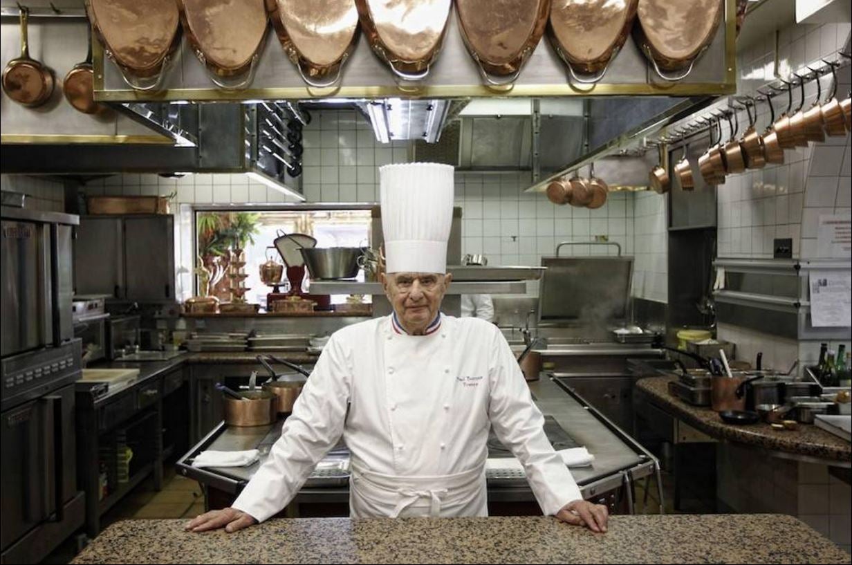 2. PAUL BOCUSE. El legendario chef Paul Bocuse, el 'Papa' de la gastronomía francesa, falleció el 20 de enero a los 91 años, tras una vida consagrada a sublimar la cocina gala, con una proyección internacional sin igual. Aprendiz en el restaurante de Lyon de la primera mujer con tres estrellas Michelin, Eugénie Brazier, discípulo también de Fernand Point, su mentor, Bocuse transformó el albergue familiar de Collonges-au-Mont d'Or en un templo de la gastronomía.