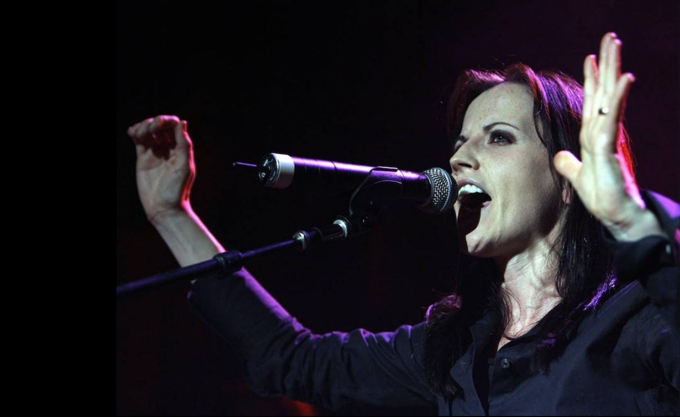 1. DOLORES O'RIORDAN. El rock irlandés perdió una de sus voces más carismáticas con el fallecimiento en un hotel del Londres, el 15 de enero de 2018, de la vocalista del grupo The Cranberries, Dolores O'Riordan. La cantante y compositora, de 46 años, se ahogó en la bañera cuando estaba ebria, según la autopsia. La artista tenía tres hijos con el representante del grupo británico Duran Duran, Don Burton, de quien se había separado en 2014 tras 20 años de matrimonio. O'Riordan es recordada en Irlanda como la «voz de toda una generación» y como un icono mundial de la música de los noventa.