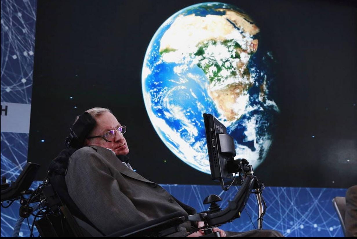 3. STEPHEN HAWKING. El físico británico Stephen Hawking murió en la madrugada del 27 de abril en su vivienda de Cambridge a los 76 años. Autor de buena parte de los descubrimientos de la astrofísica moderna, sus enormes aportaciones al conocimiento del origen y evolución del universo, su gran capacidad divulgativa y un carácter vitalista para superar las limitaciones derivadas de la esclerosis lateral amiotrófica que padecía desde los 21 años lo convirtieron en la figura científica más popular desde Albert Einstein.