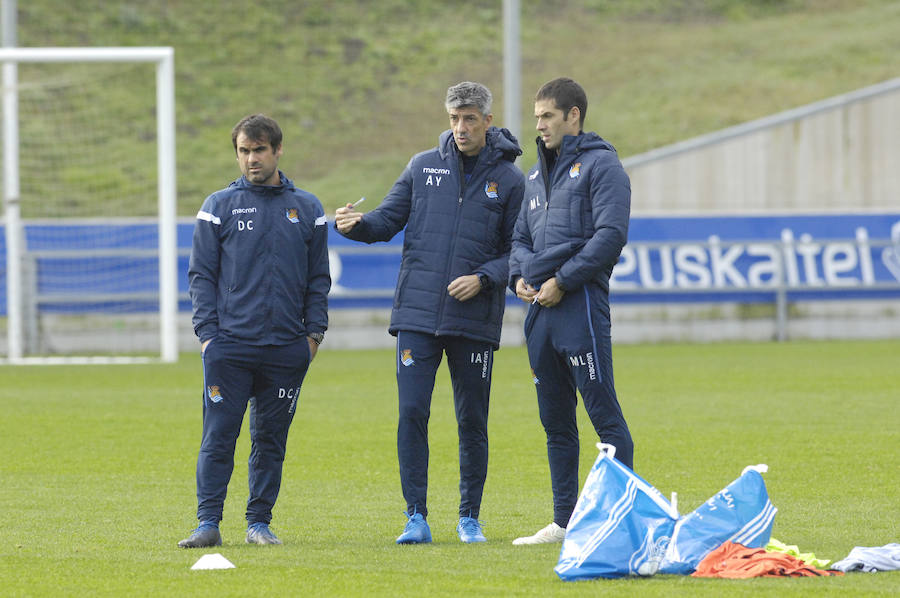La Real Sociedad tiene hoy una doble sesión de entrenamiento a las ordenes de Imanol Alguacil en el que lo más destacado del primer entrenamiento ha sido la mala noticia de la lesión de Moya en la sesión matinal. A las 17:00 realizaran la segunda sesión.