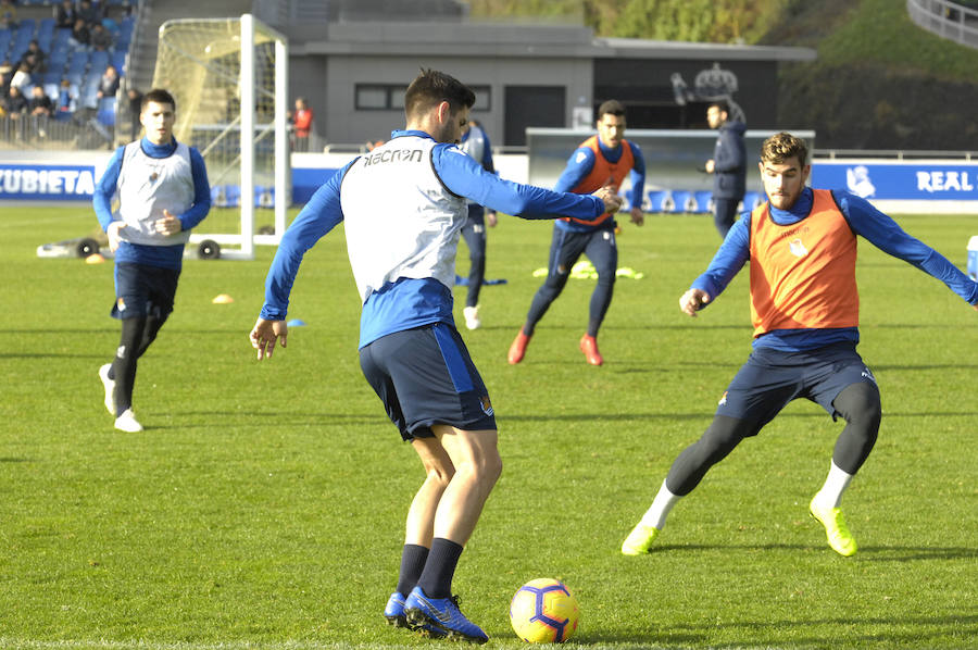 La Real Sociedad tiene hoy una doble sesión de entrenamiento a las ordenes de Imanol Alguacil en el que lo más destacado del primer entrenamiento ha sido la mala noticia de la lesión de Moya en la sesión matinal. A las 17:00 realizaran la segunda sesión.
