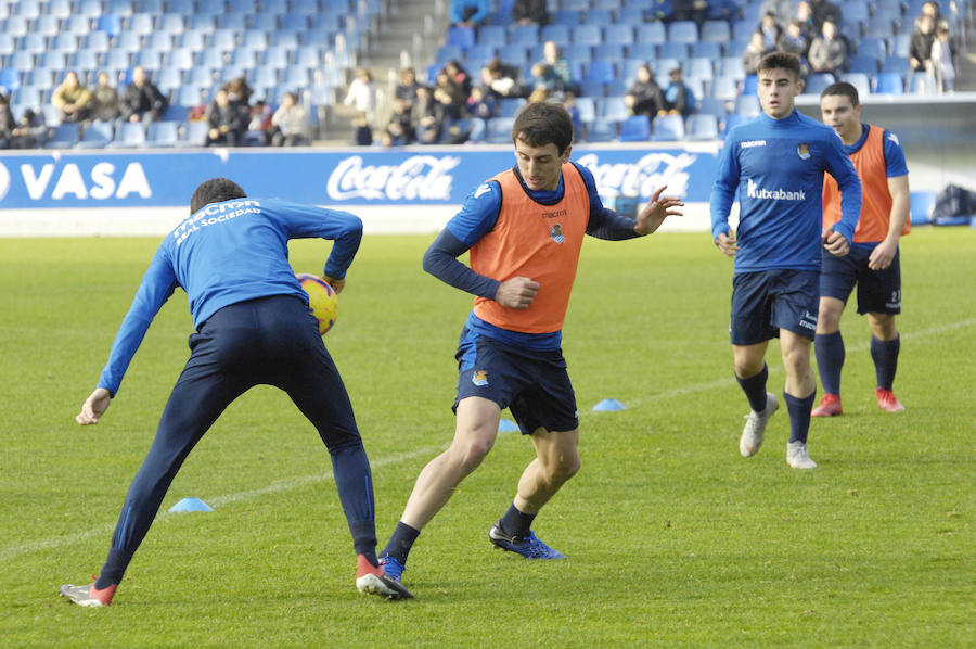 La Real Sociedad tiene hoy una doble sesión de entrenamiento a las ordenes de Imanol Alguacil en el que lo más destacado del primer entrenamiento ha sido la mala noticia de la lesión de Moya en la sesión matinal. A las 17:00 realizaran la segunda sesión.