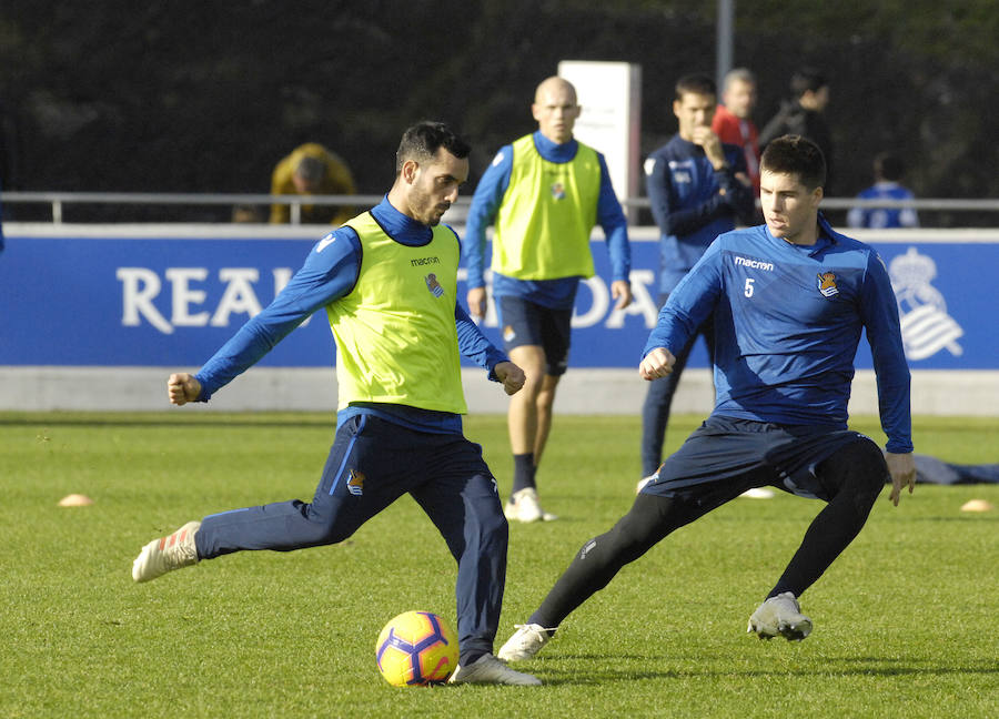 La Real Sociedad tiene hoy una doble sesión de entrenamiento a las ordenes de Imanol Alguacil en el que lo más destacado del primer entrenamiento ha sido la mala noticia de la lesión de Moya en la sesión matinal. A las 17:00 realizaran la segunda sesión.