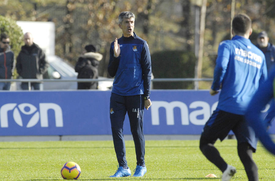 La Real Sociedad tiene hoy una doble sesión de entrenamiento a las ordenes de Imanol Alguacil en el que lo más destacado del primer entrenamiento ha sido la mala noticia de la lesión de Moya en la sesión matinal. A las 17:00 realizaran la segunda sesión.