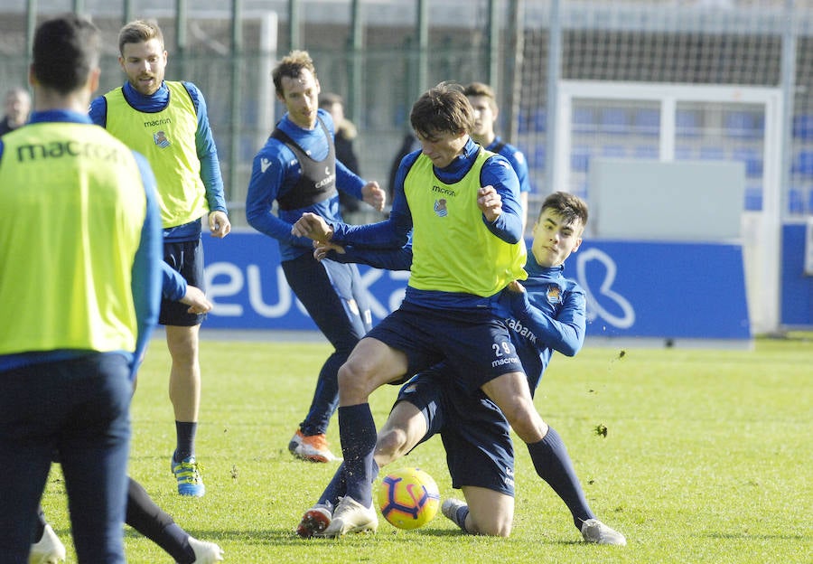 La Real Sociedad tiene hoy una doble sesión de entrenamiento a las ordenes de Imanol Alguacil en el que lo más destacado del primer entrenamiento ha sido la mala noticia de la lesión de Moya en la sesión matinal. A las 17:00 realizaran la segunda sesión.