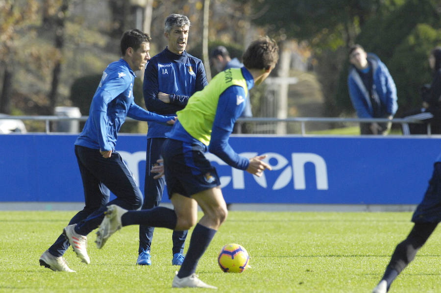 La Real Sociedad tiene hoy una doble sesión de entrenamiento a las ordenes de Imanol Alguacil en el que lo más destacado del primer entrenamiento ha sido la mala noticia de la lesión de Moya en la sesión matinal. A las 17:00 realizaran la segunda sesión.