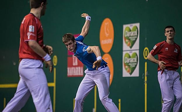 Mariezkurrena II suelta la derecha entre Elezkano II y Rezusta, este sábado en Etxebarri. 